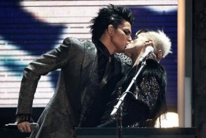 Screencap of "the kiss" during the AMAs. 